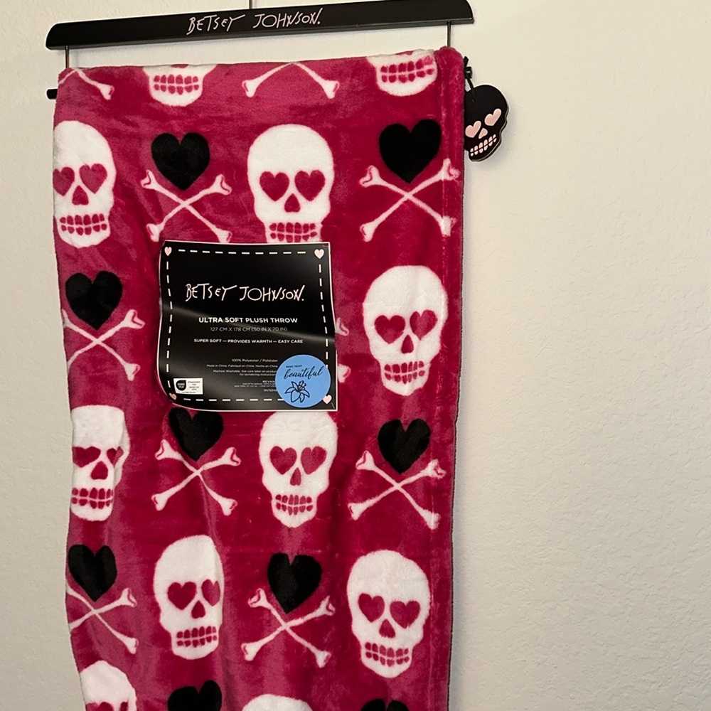 BETSEY JOHNSON NWT PINK BLANKET WITH SKYLLS AND HEARTS & bones